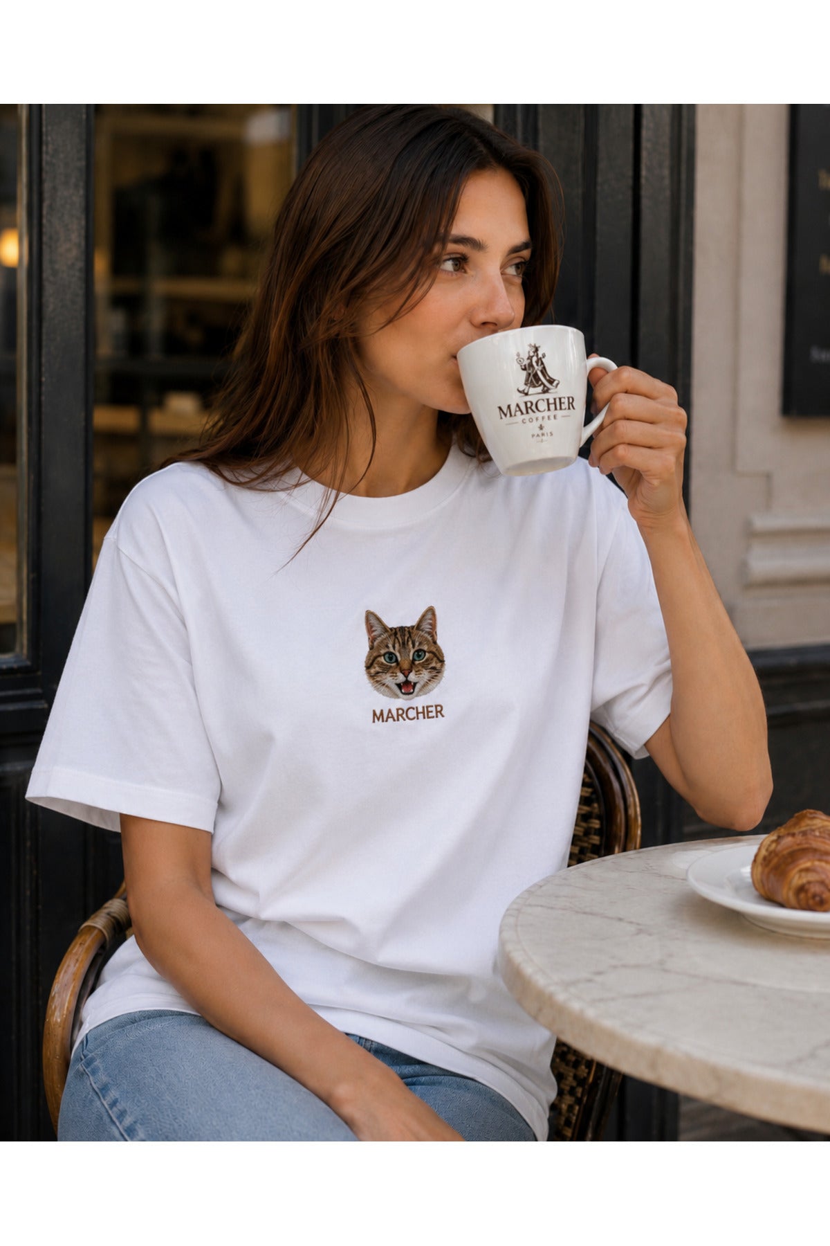 Marcher Kedi Nakışlı Oversize Tişört - Beyaz
